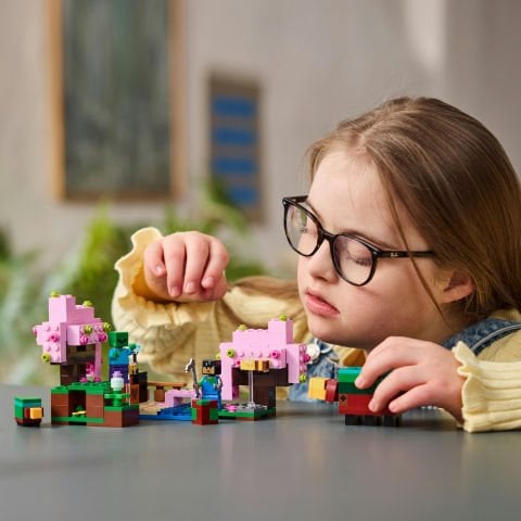 LEGO® Minecraft® Kiraz Çiçeği Bahçesi Oyuncağı 21260
