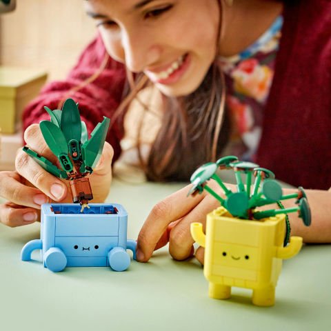 LEGO® Botanicals Mutlu Bitkiler Dekoratif Model 10349