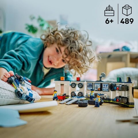 LEGO® City Özel Polis Arabası Garajı, Gerçek Hayat Kahramanları için Oyuncak Yapım Seti 60457