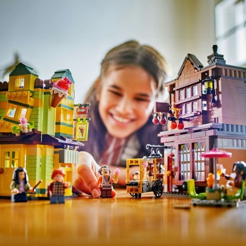 LEGO® Harry Potter™ Kaliteli Quidditch™ Malzemeleri ve Dondurma Salonu Seti 76452