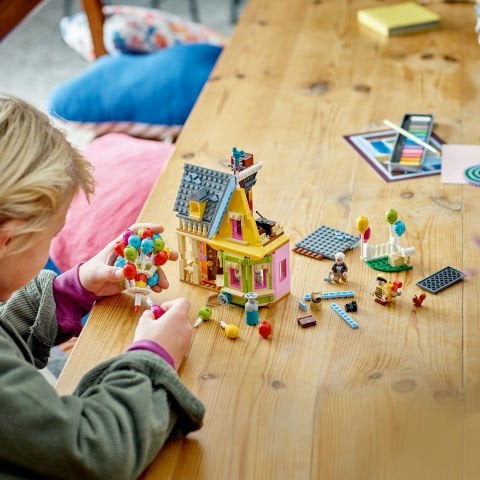 LEGO® ǀ Disney•Pixar ‘Yukarı Bak’ Evi 43217