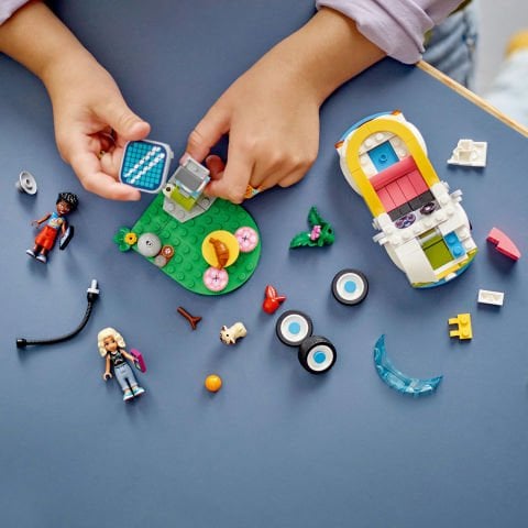 LEGO® Friends Elektrikli Araba ve Şarj İstasyonu 42609