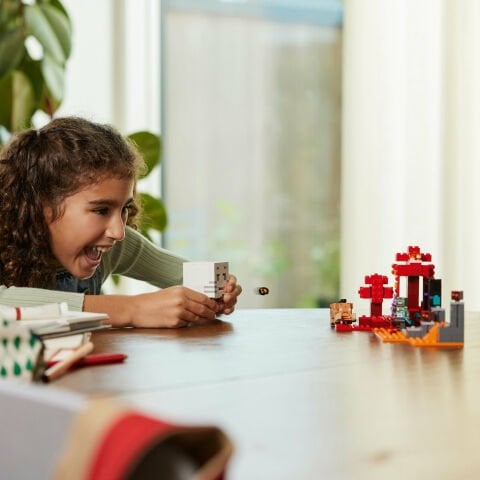 LEGO® Minecraft® Nether Geçidi Pususu 21255