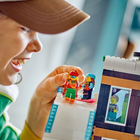 LEGO® City Kayak ve Dağcılık Merkezi 60366 Oyuncak Yapım Seti (1054 Parça)