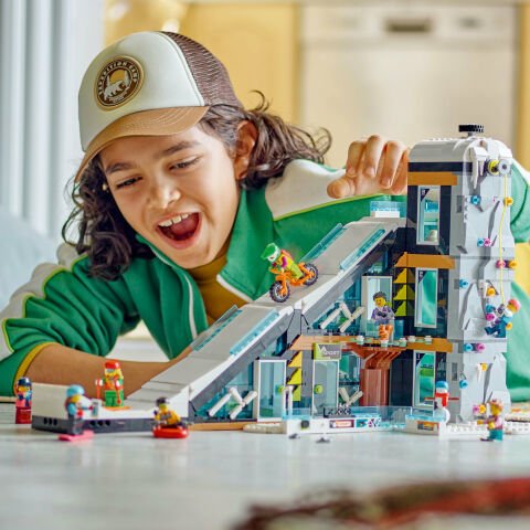 LEGO® City Kayak ve Dağcılık Merkezi 60366 Oyuncak Yapım Seti (1054 Parça)