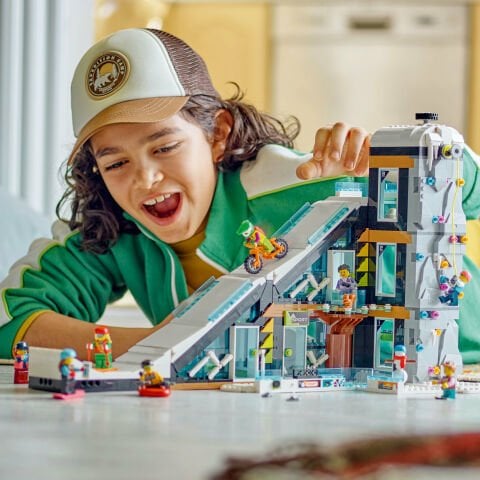 LEGO® City Kayak ve Dağcılık Merkezi 60366 Oyuncak Yapım Seti (1054 Parça)