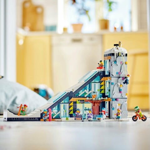 LEGO® City Kayak ve Dağcılık Merkezi 60366 Oyuncak Yapım Seti (1054 Parça)