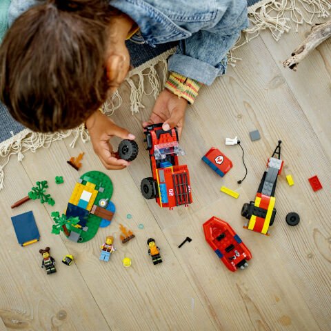 LEGO® City 4x4 Kurtarma Botlu İtfaiye Kamyonu 60412