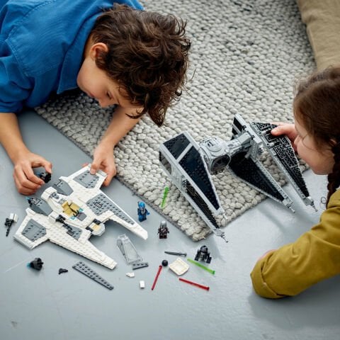 LEGO® Star Wars™ Mandalorian Fang Fighter TIE  Interceptor™'a Karşı