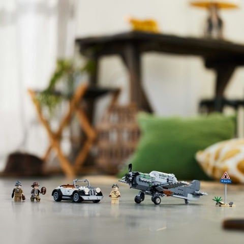 LEGO® Indiana Jones™ Avcı Uçağı Takibi 77012 - İnşa Edilebilen Araba ve Uçak Modelleri ile 3 Minifigür İçeren Yaratıcı Oyuncak Yapım Seti (387 Parça)