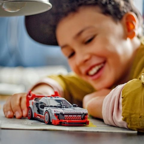 LEGO® Speed Champions Audi S1 e-tron quattro Yarış Arabası 76921 - Koleksiyonluk ve Sergilenebilir Yaratıcı Oyuncak Model Yapım Seti (274 Parça)