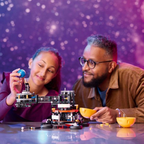 LEGO® Technic Dünya ve Ay Yörüngesi 42179 - 10 Yaş ve Üzeri Uzay Meraklısı Çocuklar için Koleksiyonluk Yaratıcı Oyuncak Model Yapım Seti (526 Parça)