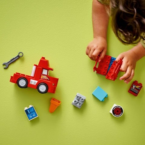 LEGO® DUPLO® | Disney ve Pixar Arabalar Mack Yarışta 10417 - 2 Yaş ve Üzeri Çocuklar için Eğitici Oyuncak Yapım Seti (14 Parça)