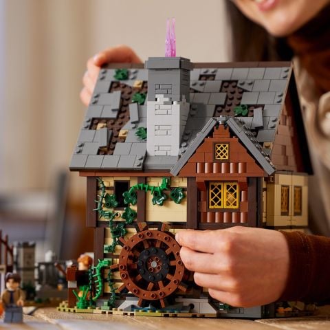 LEGO® Ideas Disney Hocus Pocus: Sanderson Kardeşlerin Evi