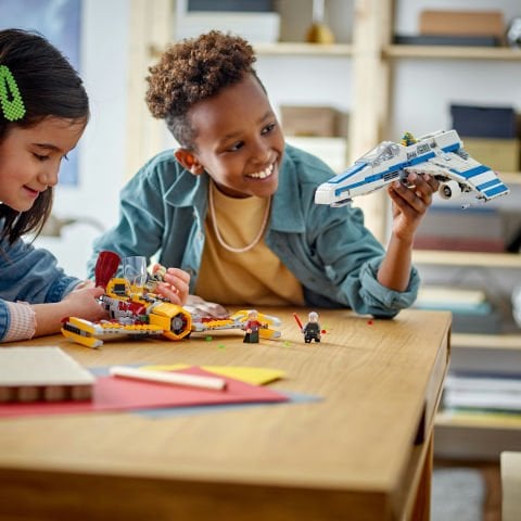 LEGO® Star Wars™ Yeni Republic E-Wing™ Shin Hati’nin Starfighter™’ına Karşı