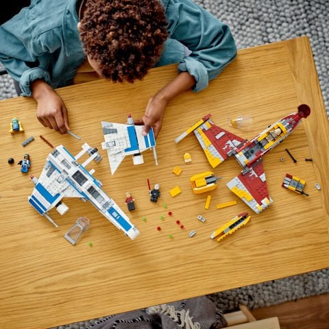 LEGO® Star Wars™ Yeni Republic E-Wing™ Shin Hati’nin Starfighter™’ına Karşı