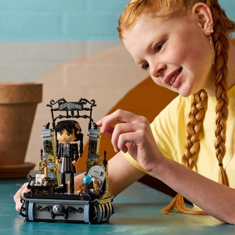 LEGO® Wednesday: Wednesday Addams Figürü Oyuncak Hediyesi 76780