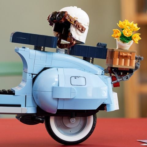LEGO® Vespa 125 10298 - Yetişkinler için Klasik bir İtalyan Simgesinin Detaylı ve Sergilenebilir Model Yapım Seti