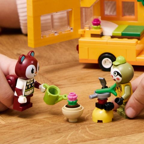 LEGO® Animal Crossing™ Leif Karavan ve Bahçe Dükkanı Yapım Seti 77054