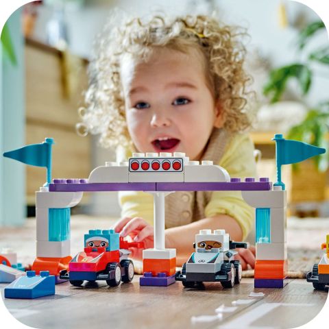 LEGO® DUPLO® Kasabası F1® Takımı Yarış Arabaları ve Sürücüler Ailece Eğlence için Yapım Oyuncağı 10445