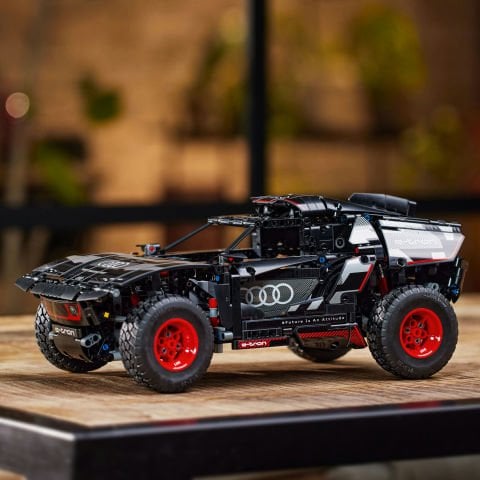 LEGO® Technic Audi RS Q e-tron 42160 Oyuncak Yapım Seti