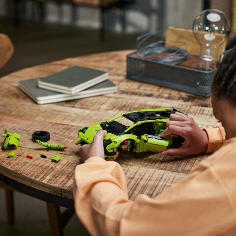 LEGO® Technic Lamborghini Huracán Tecnica 42161 Oyuncak Yapım Seti (806 Parça)