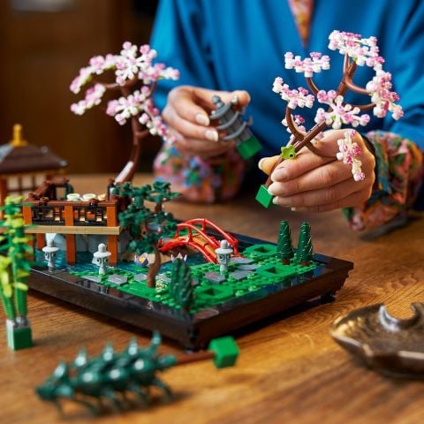 LEGO® Icons Huzurlu Bahçe 10315 Yetişkinler için Yapım Seti (1363 Parça)