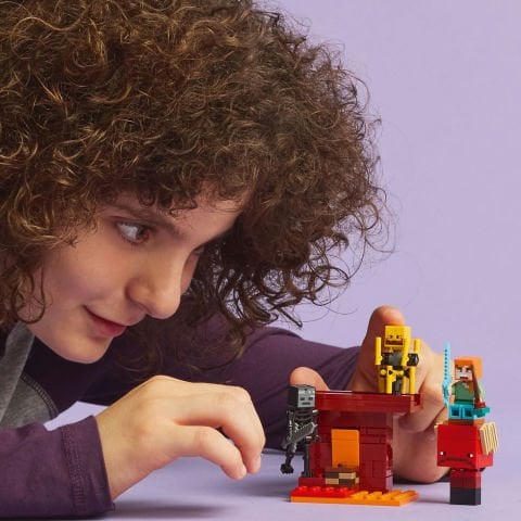 LEGO® Minecraft® Nether Lav Savaşı Çocuklar için Video Oyunu Oyuncağı 21266