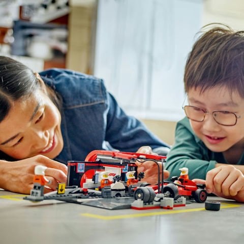 LEGO® City Ferrari Arabalı F1® Pit Stop ve Pit Ekibi Oyuncak Yarış Aracı 60443