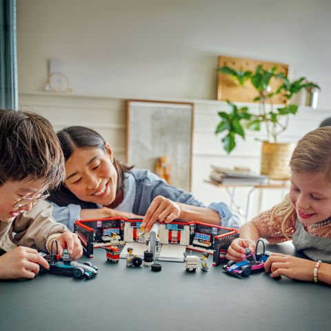 LEGO® City F1® Garajı ve Mercedes-AMG ve Alpine Arabaları Oyun Seti 60444