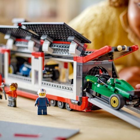 LEGO® City RB20 ve AMR24 F1® Arabalı F1® Kamyonu Yarış Taşıma Seti 60445