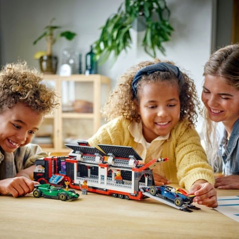 LEGO® City RB20 ve AMR24 F1® Arabalı F1® Kamyonu Yarış Taşıma Seti