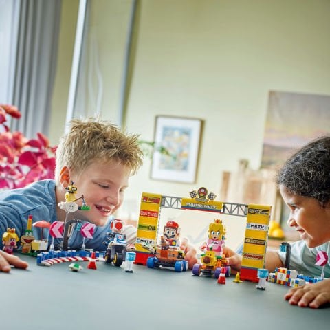 LEGO® Super Mario™: Mario Kart™ – Baby Peach ve Grand Prix Seti Yarış Oyuncağı 72036