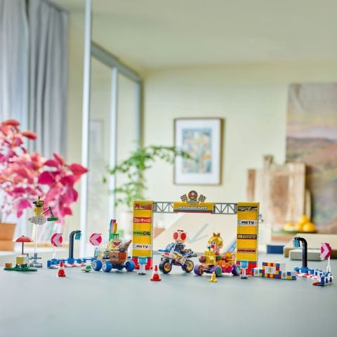 LEGO® Super Mario™: Mario Kart™ – Baby Peach ve Grand Prix Seti Yarış Oyuncağı 72036