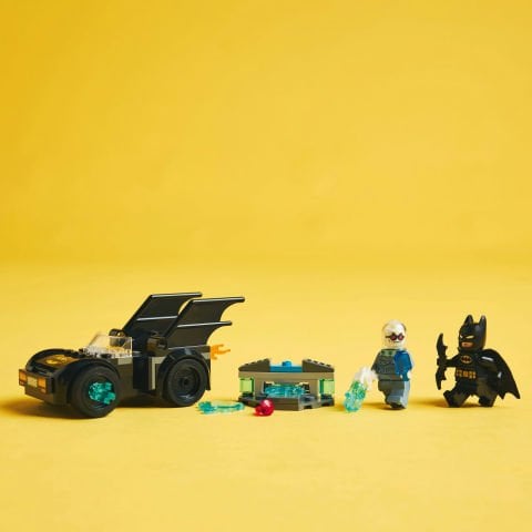 LEGO® DC Batman™: Batman ve Batmobile™, Mr. Freeze™’e Karşı Araç Oyun Seti 76301
