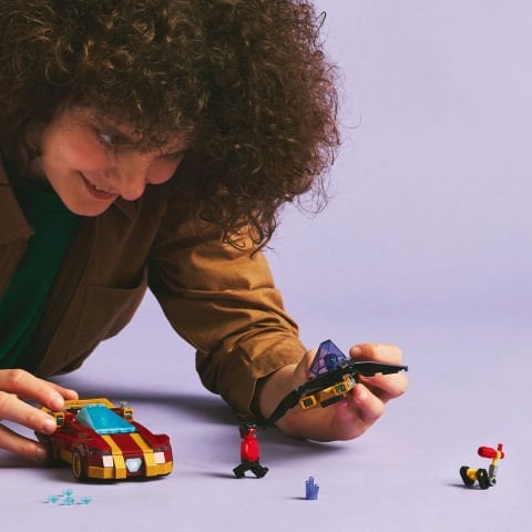 LEGO® Marvel Iron Man Arabası ile Black Panther, Red Hulk’a Karşı İnşa Edilebilen Oyun Seti 76310