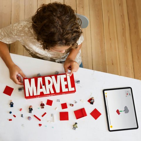 LEGO® Marvel: MARVEL Logosu ve Minifigürleri, İnşa Edilebilen Set 76313