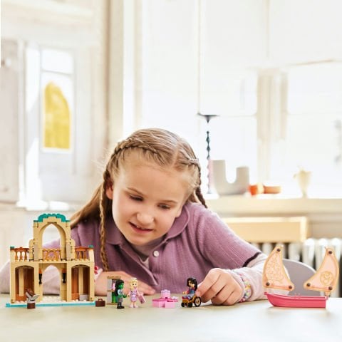 LEGO® Wicked Glinda, Elphaba ve Nessarose, Shiz Üniversitesi’nde Yapım Seti 75681