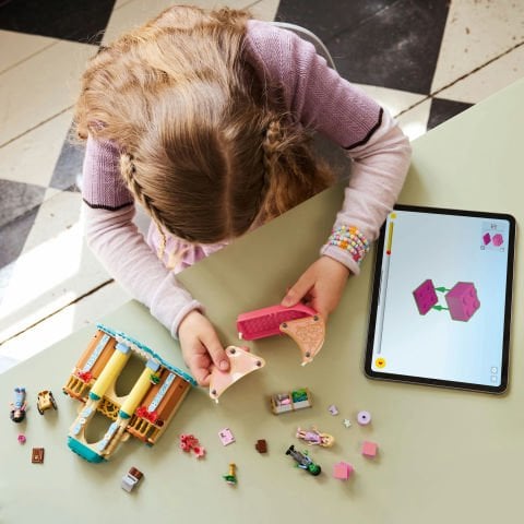 LEGO® Wicked Glinda, Elphaba ve Nessarose, Shiz Üniversitesi’nde Yapım Seti 75681