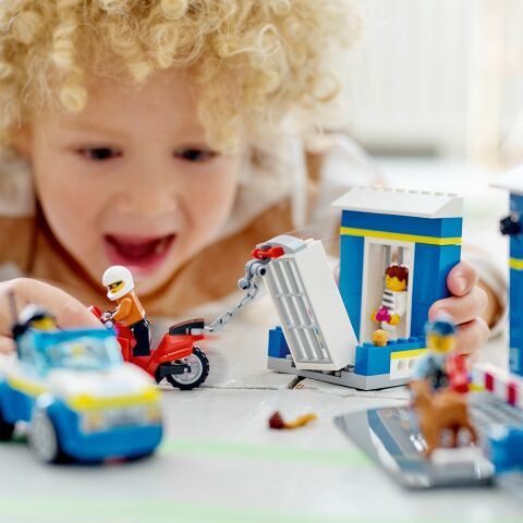 LEGO® City Polis Merkezi Takibi 60370 Oyuncak Yapım Seti (172 Parça)