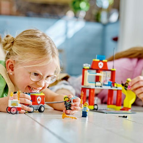 LEGO® City İtfaiye Merkezi ve İtfaiye Kamyonu 60375 Oyuncak Yapım Seti (153 Parça)