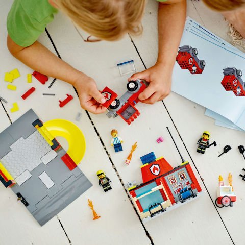 LEGO® City İtfaiye Merkezi ve İtfaiye Kamyonu 60375 Oyuncak Yapım Seti (153 Parça)
