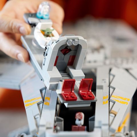 LEGO® Star Wars™ Razor Crest™ 75331 Yapım Seti (6186 Parça)