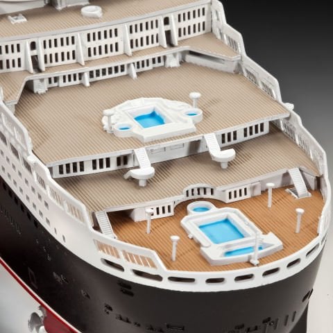 Ocean Liner Queen Mary 2