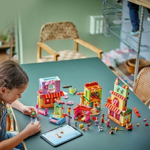 LEGO® ǀ Disney Enkanto Sihirli Madrigal Evi 43245